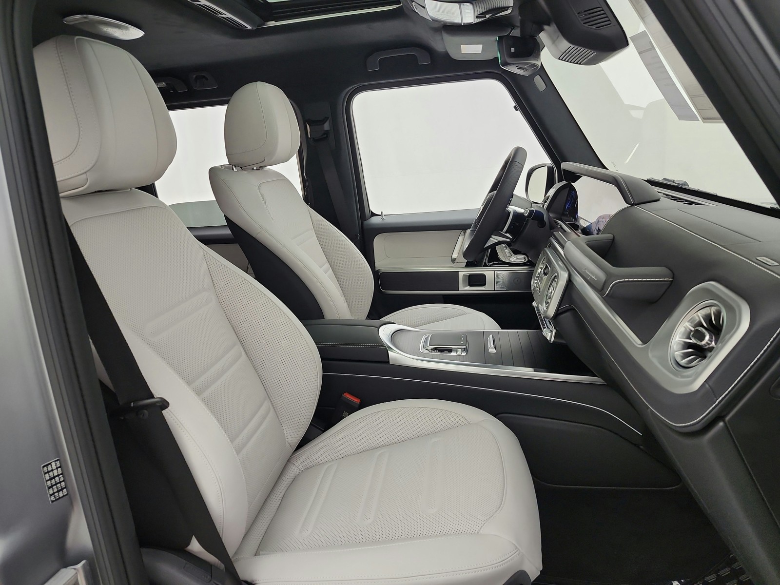 New 2027 MANUFAKTUR Platinum magno Mercedes-Benz G 580e SUV image 14