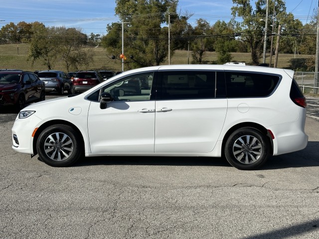 2024 Chrysler Pacifica Hybrid Select 6