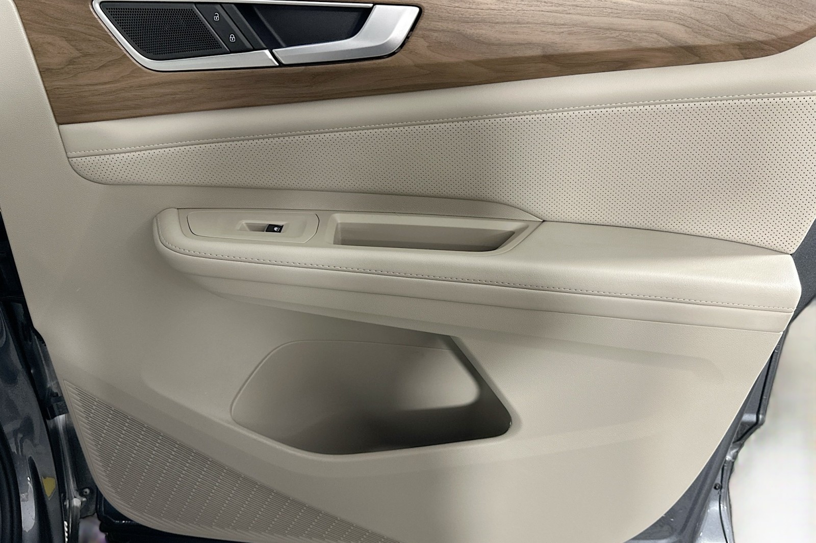 Used 2024 Platinum Gray Metallic Volkswagen 2.0T SE image 24