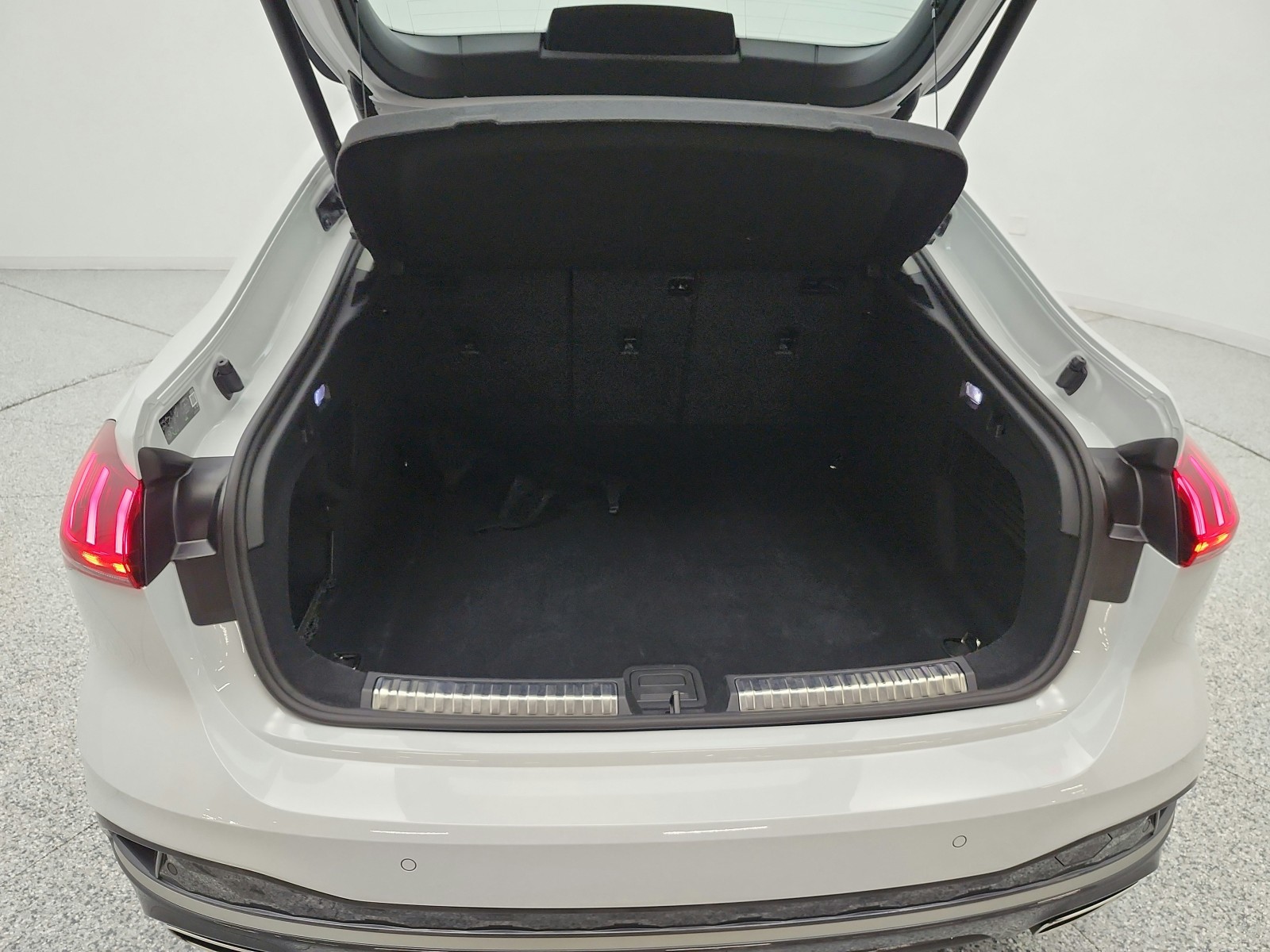 Used 2025 Glacier White Metallic Audi Premium Plus image 21