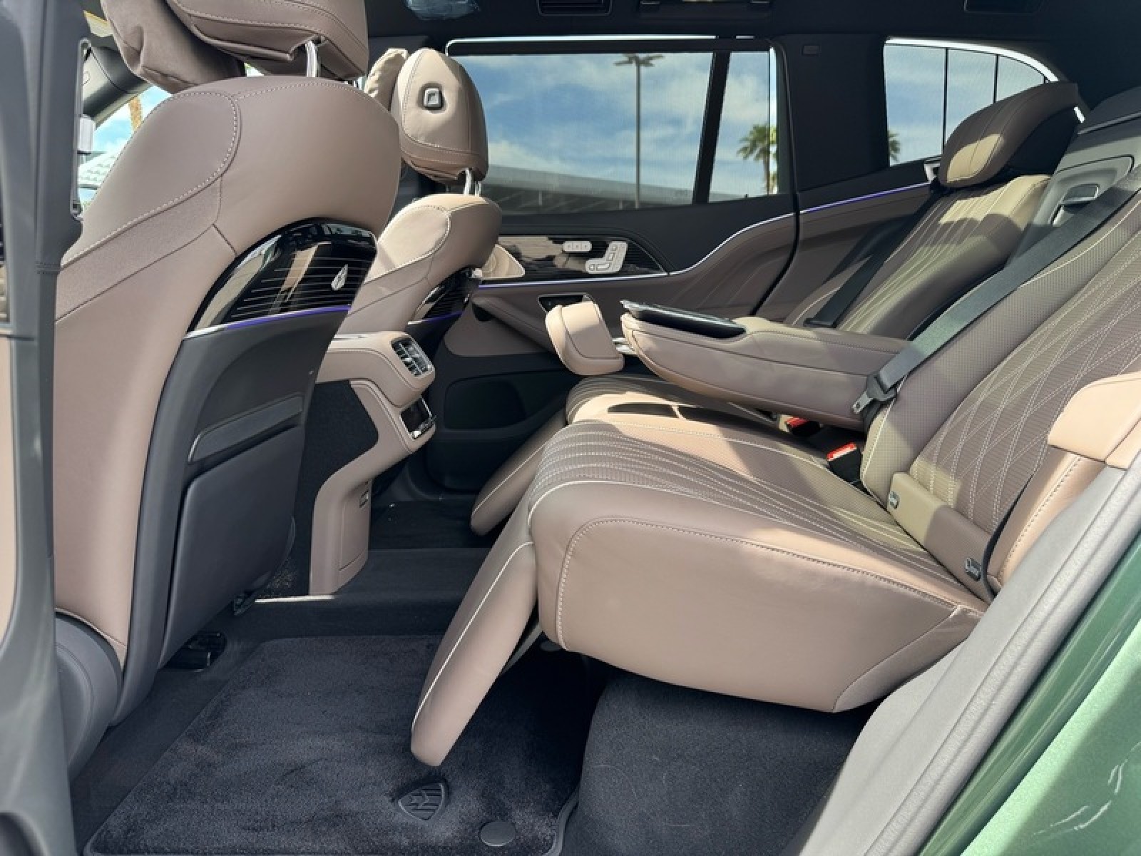 New 2026 MANUFAKTUR Ireland Mid Green Metallic Mercedes-Benz Maybach GLS 600 4MATIC® SUV image 14