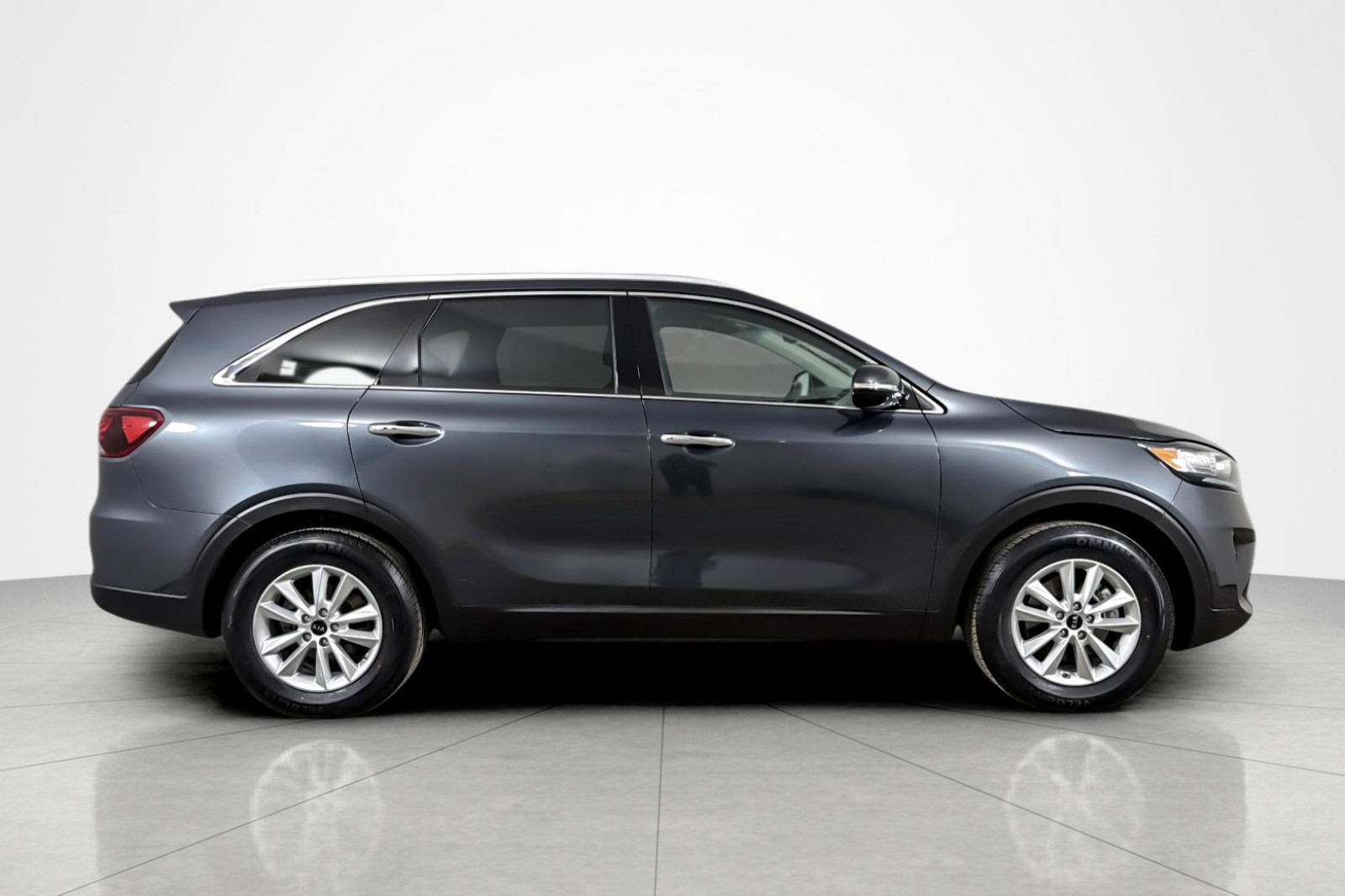 Used 2019 GRAVITY GREY Kia L FWD image 6