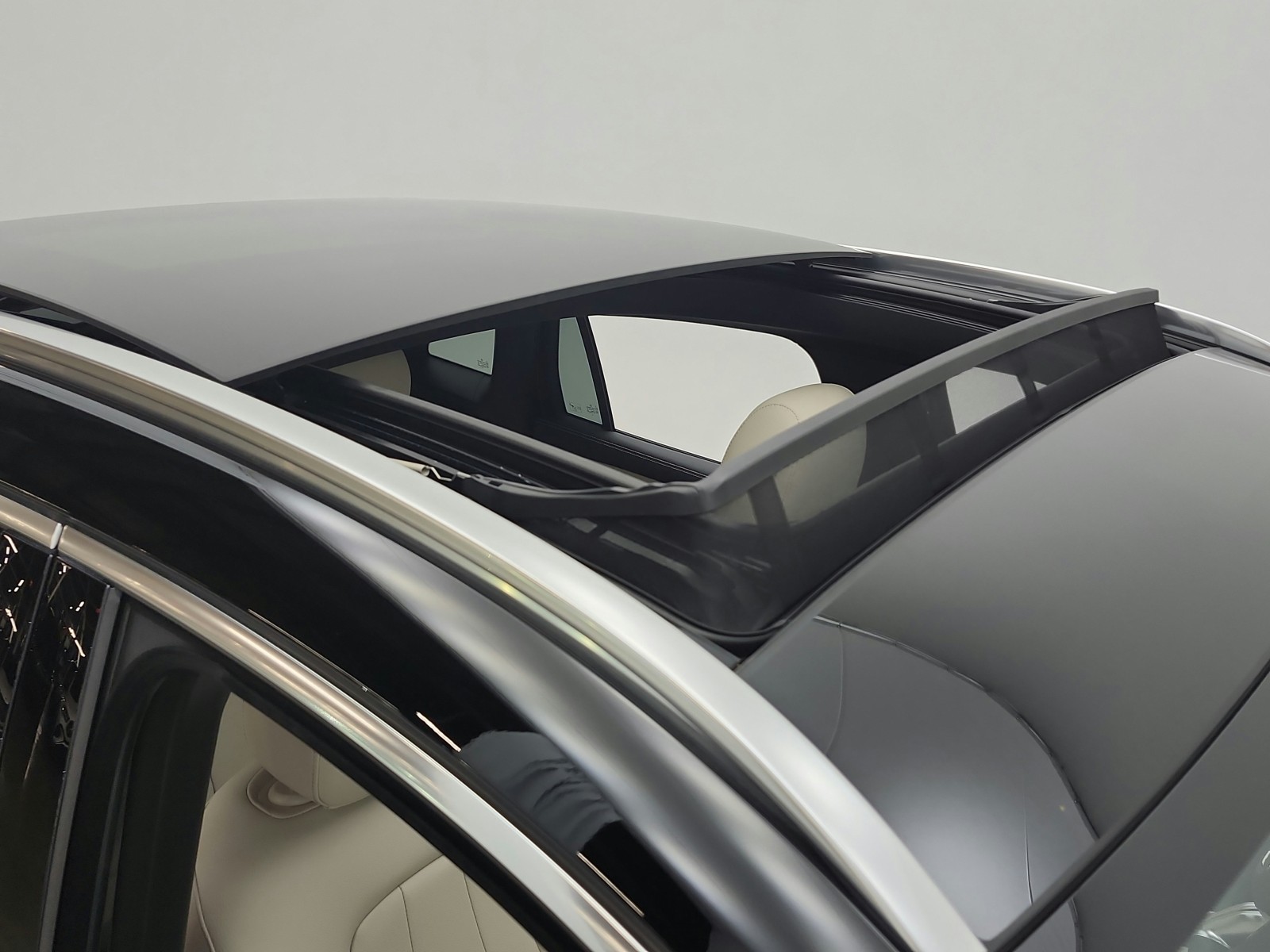 Certified Used 2025 Night Black Mercedes-Benz GLA 250 SUV image 15