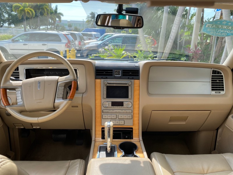 2010 Lincoln Navigator 4WD SUNROOF LOW MILES 31,209 in , 