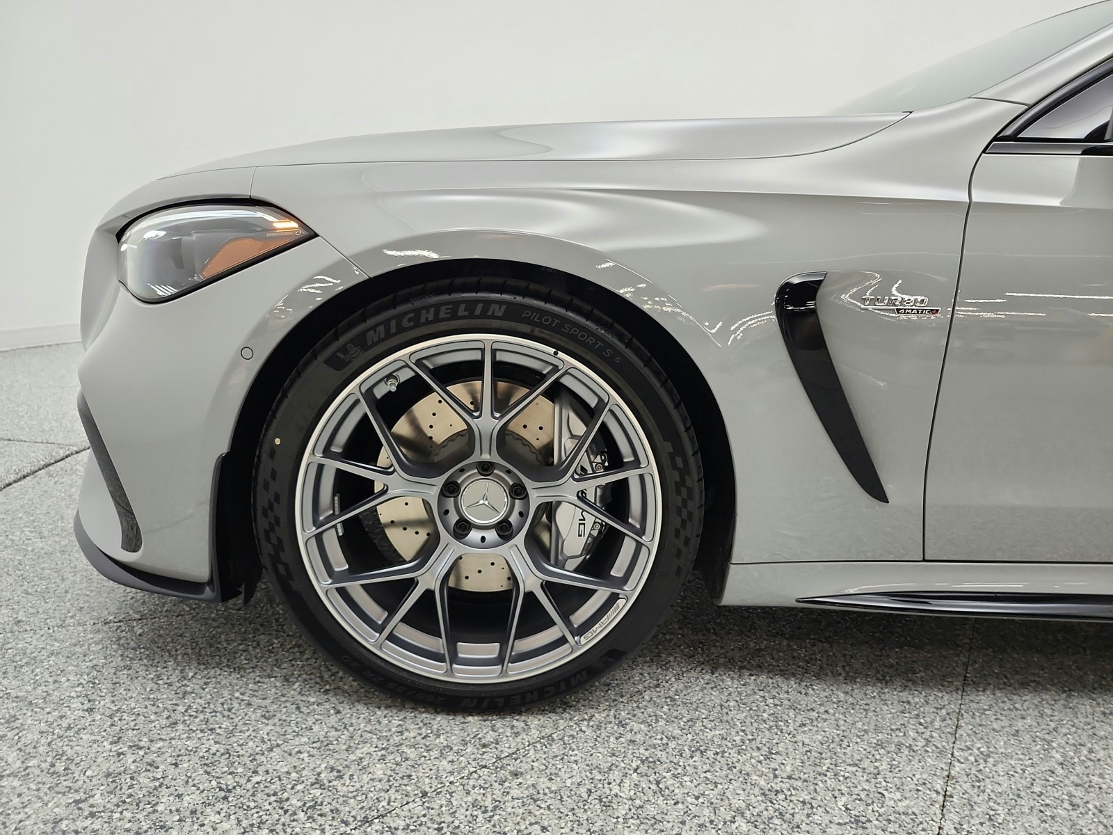 New 2027 MANUFAKTUR Alpine Grey Metallic Mercedes-Benz AMG® CLE 53 4MATIC+ Coupe image 15
