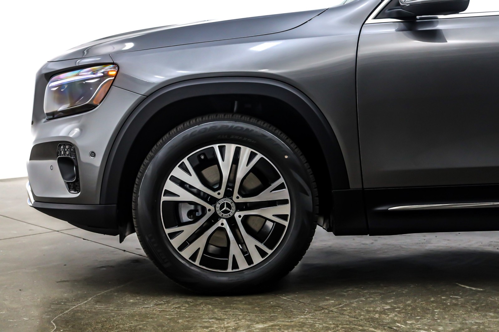 New 2026 Mountain Grey Metallic Mercedes-Benz GLB 250 SUV image 10