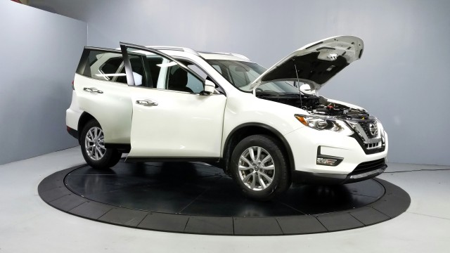 2017 Nissan Rogue SV 9