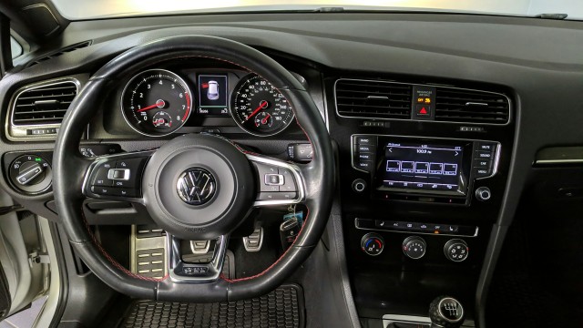 2015 Volkswagen Golf GTI SE 18