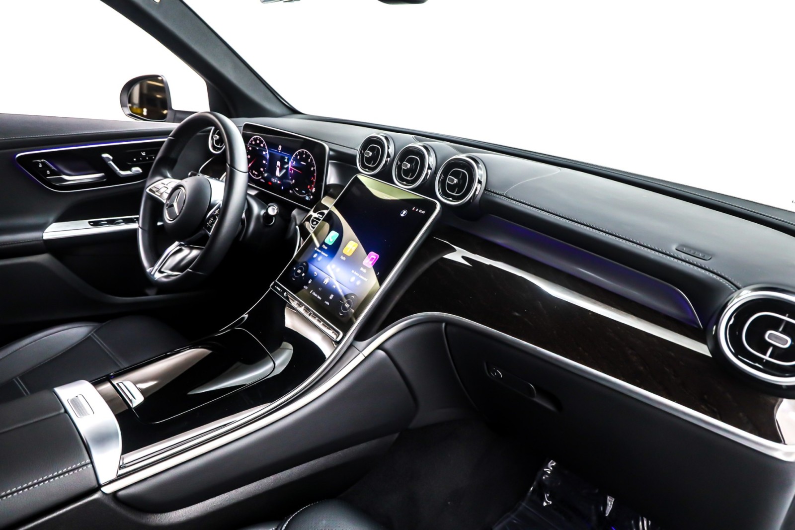 Used 2025 Polar White Mercedes-Benz GLC 300 SUV image 17