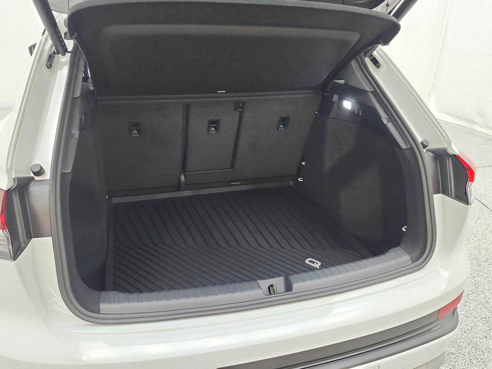 Used 2025 Glacier White Metallic Audi Premium 45 RWD image 21