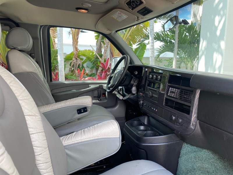 2013 GMC SAVANA HI TOP CONVERSION HANDICAP LIFT LOW MILES 24,857 in , 
