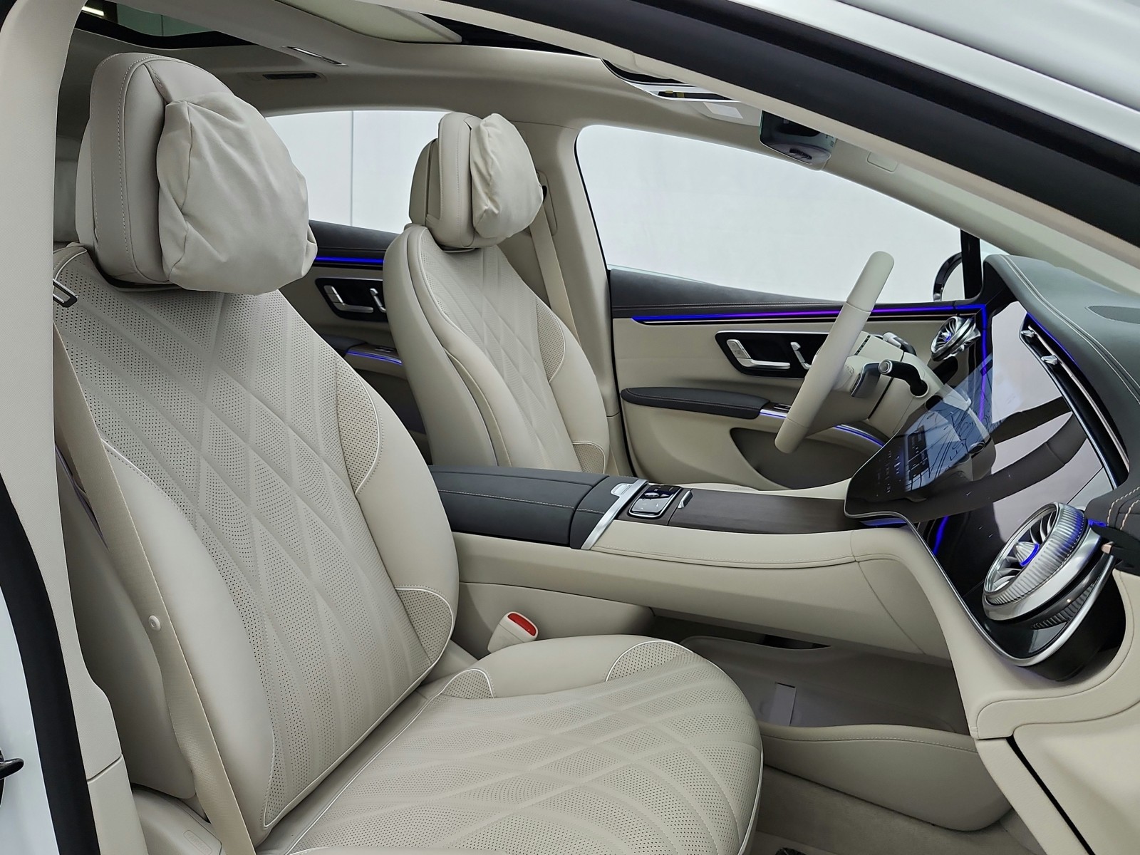 New 2026 MANUFAKTUR Moonlight White Metallic Mercedes-Benz EQS 580 image 15