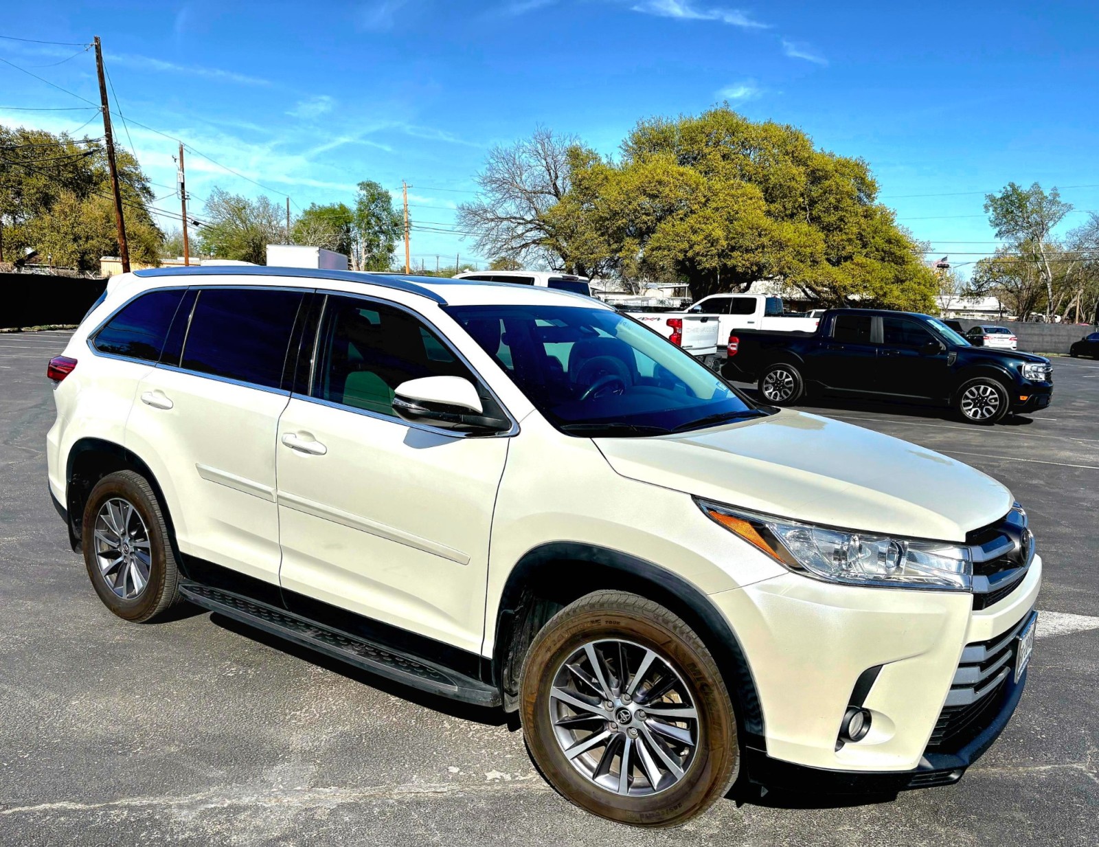 Used Car 2019 Toyota Highlander  Xle For Sale Under $30,000 In Austin, Texas