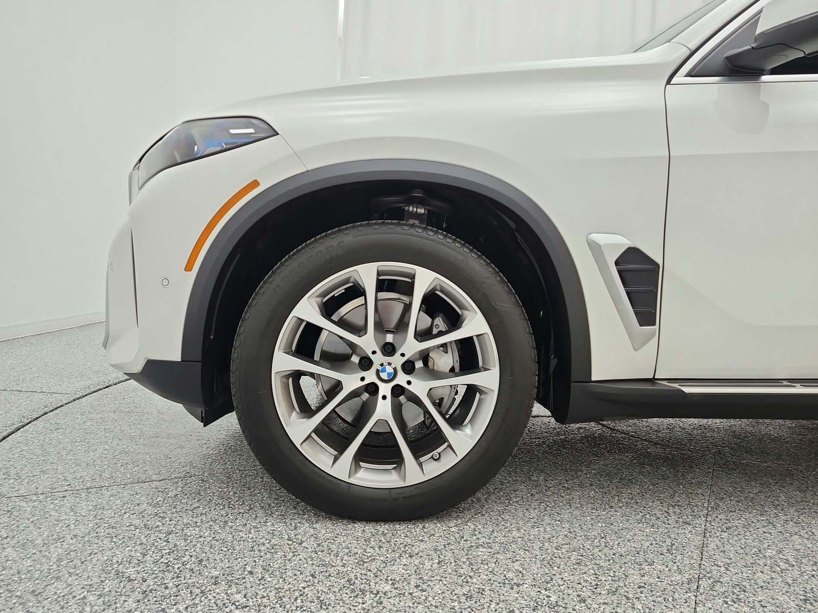 Used 2024 Alpine White BMW sDrive40i Sports Activity Vehicle image 18