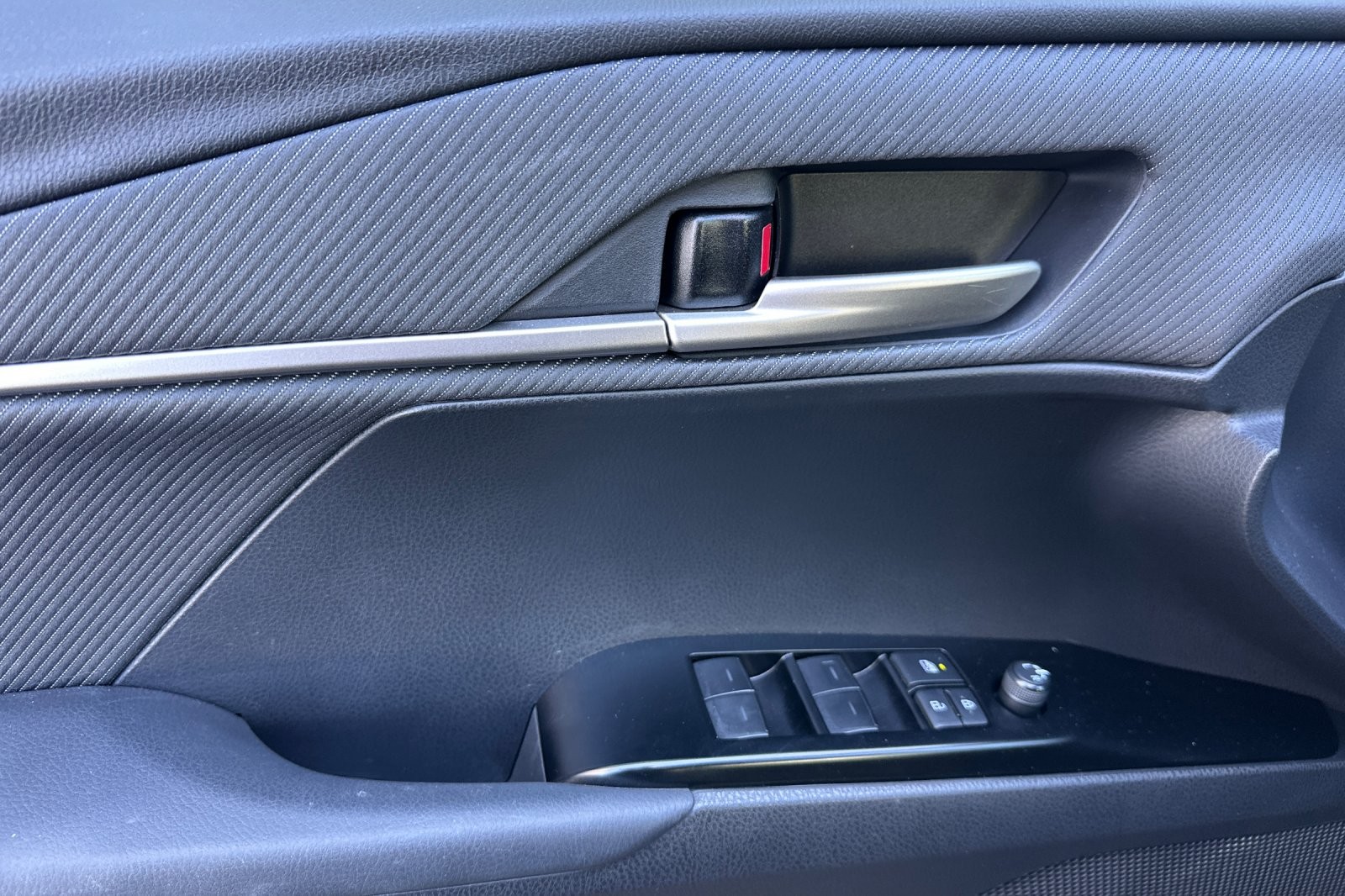 Used 2025 GRAY Toyota LE image 10