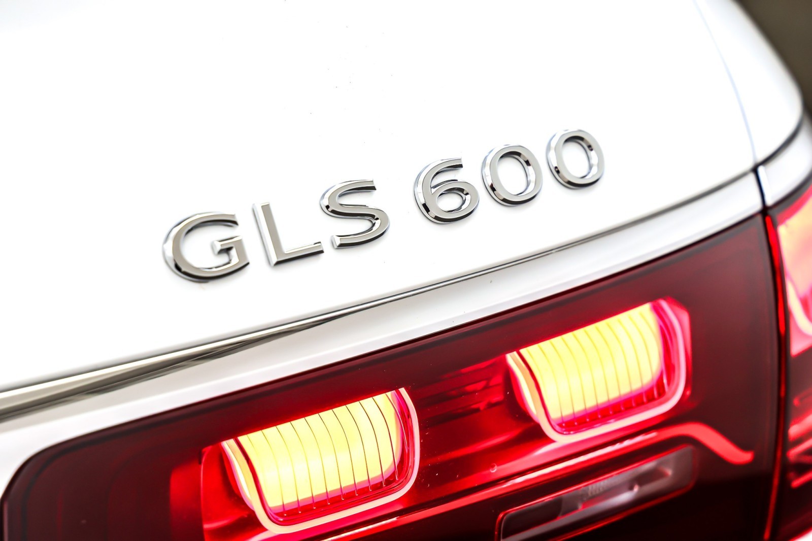 New 2026 MANUFAKTUR Moonlight White Metallic Mercedes-Benz Maybach GLS 600 image 9