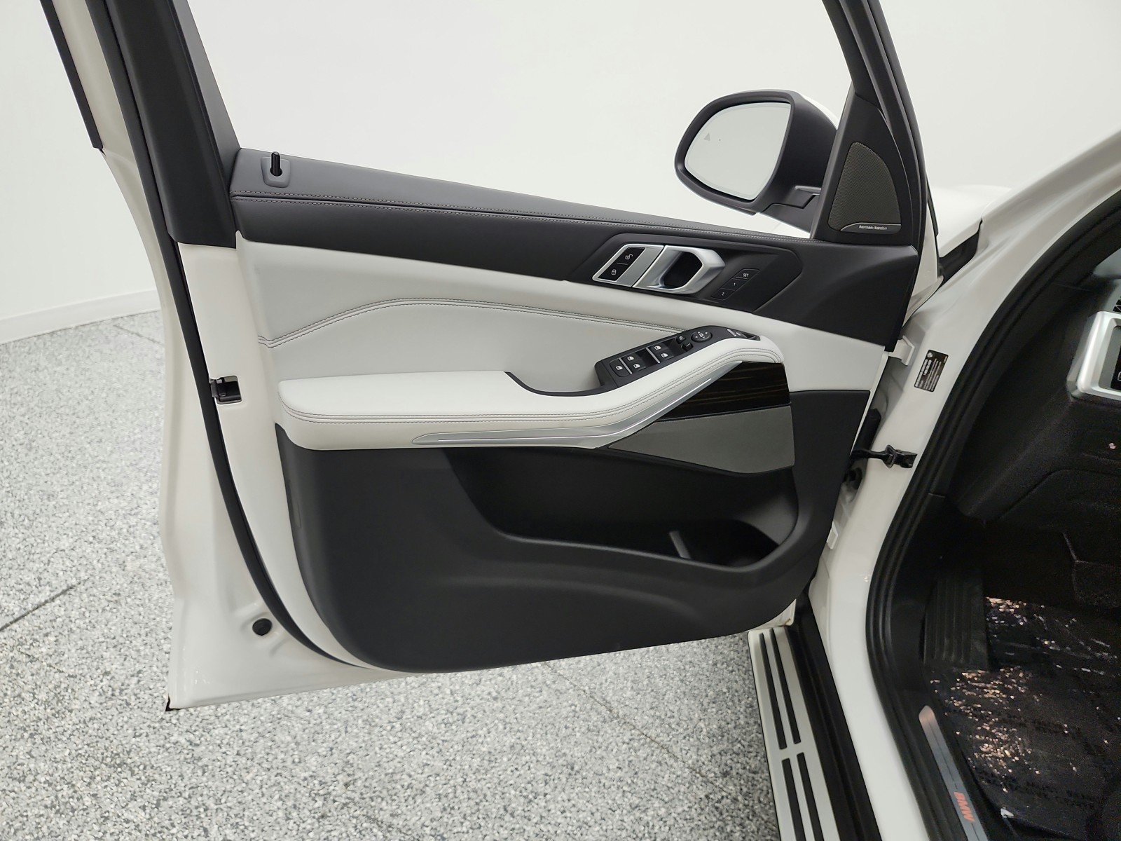 Used 2024 Alpine White BMW sDrive40i Sports Activity Vehicle image 15