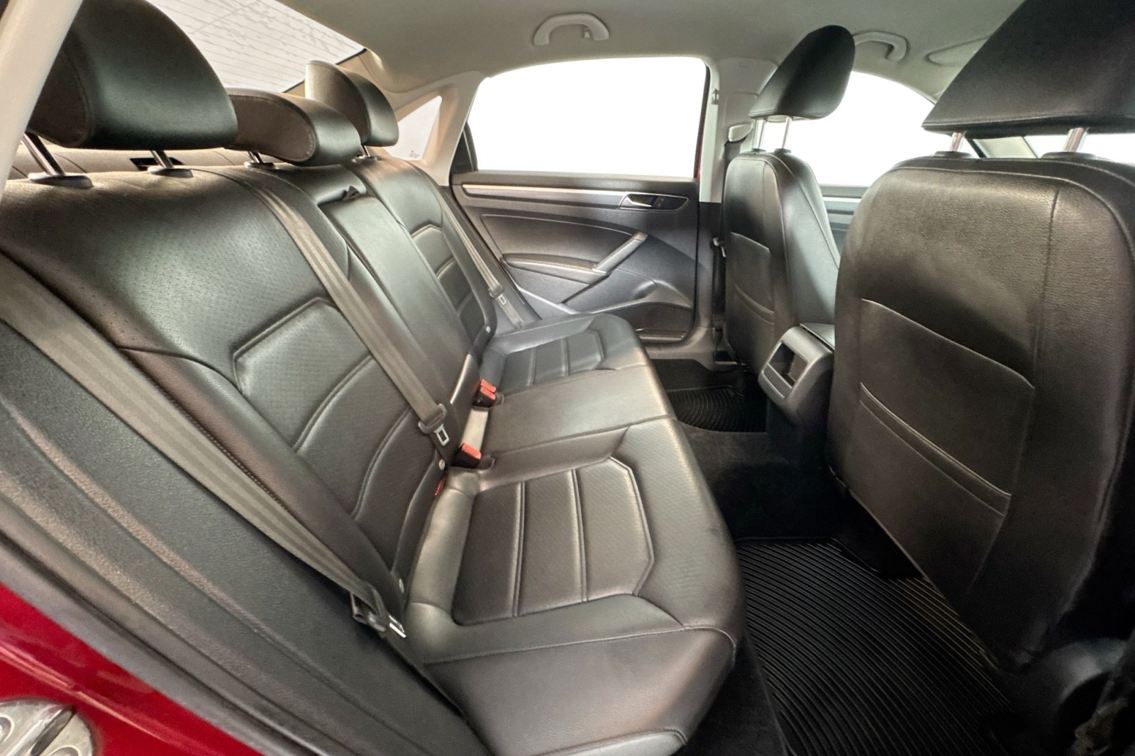 Used 2017 Fortana Red Volkswagen R-Line w/Comfort Pkg image 25