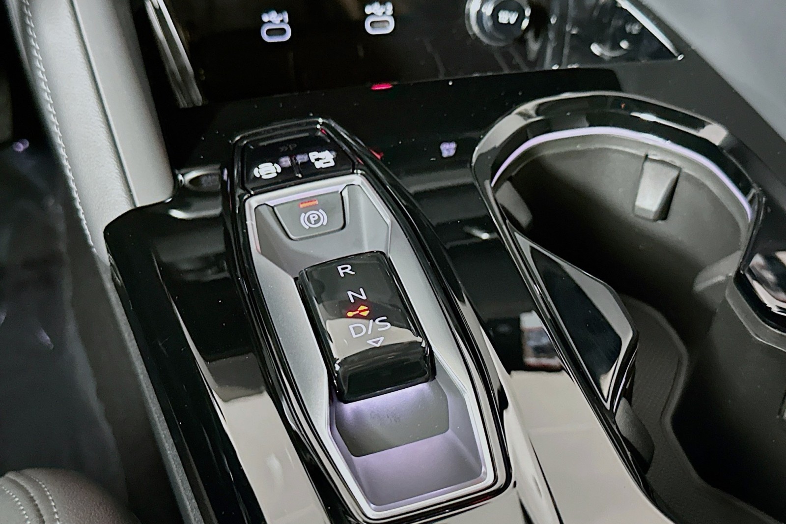 New 2025 Glacier White Metallic Audi Premium Plus image 7