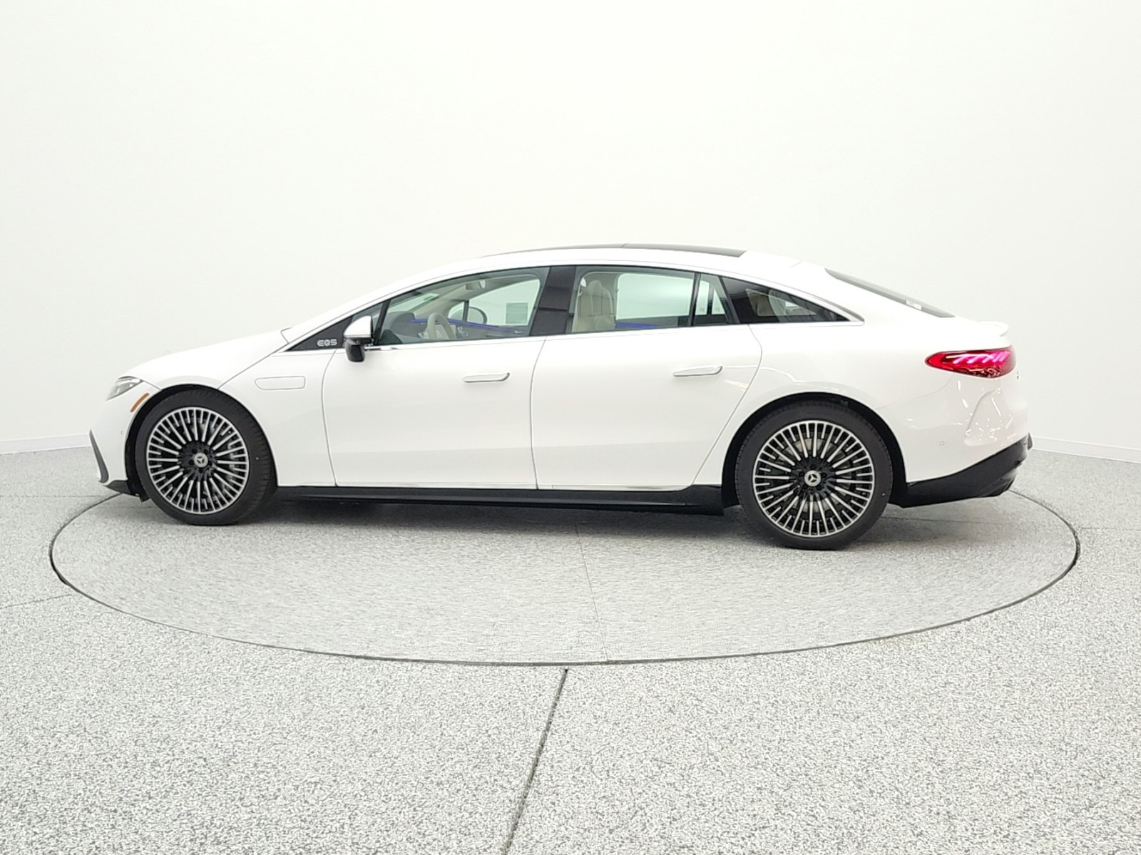 New 2026 MANUFAKTUR Moonlight White Metallic Mercedes-Benz EQS 580 image 8