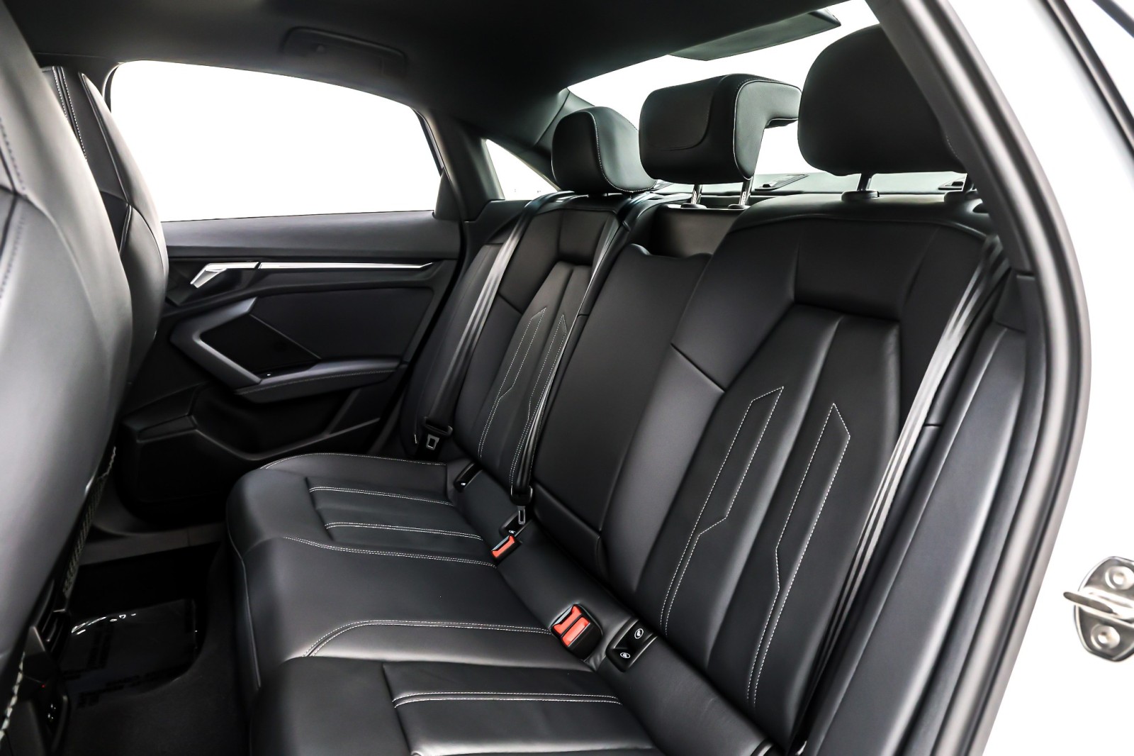 Used 2023 Glacier White Metallic Audi Premium Plus 2.0 TFSI quattro image 9