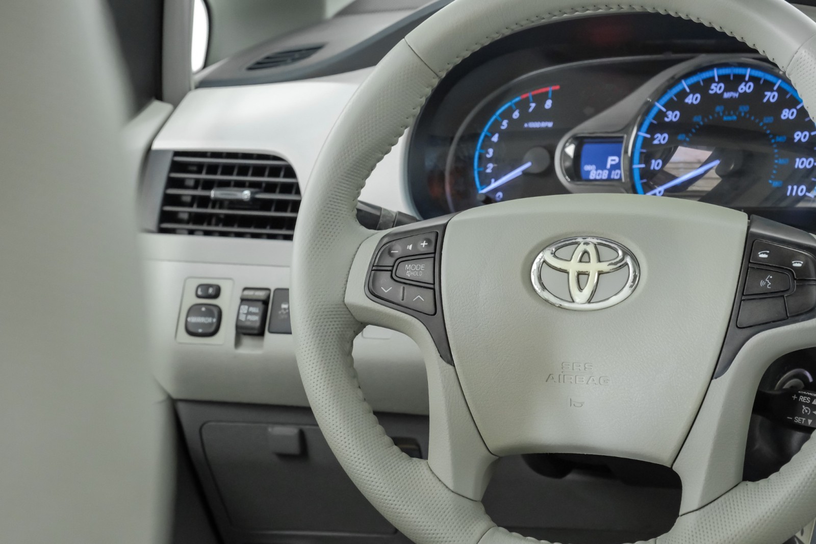 2013 Toyota Sienna XLE 8 PASSENGER SUNROOF LEATHER HEATED SEATS REAR  20