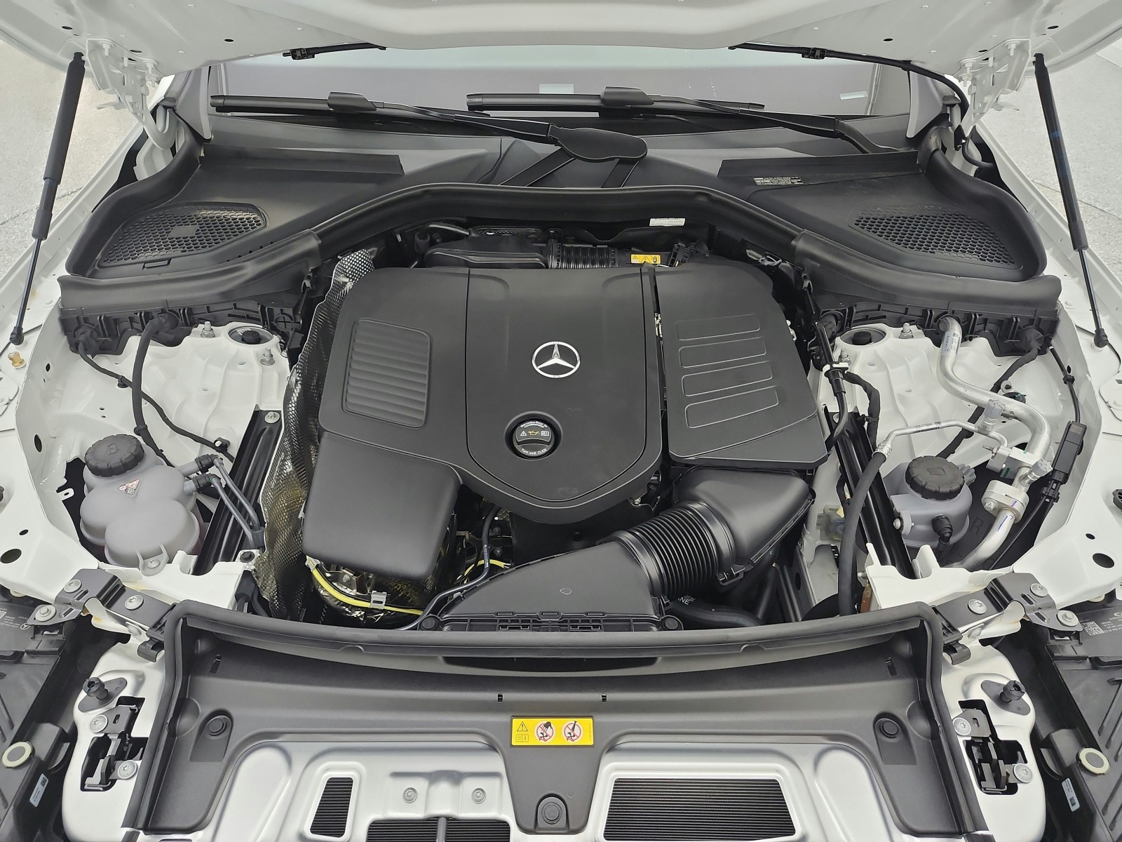 New 2026 Polar White Mercedes-Benz GLC 300 SUV image 12