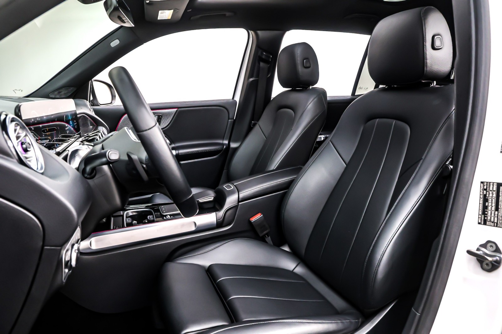 Used 2023 Polar White Mercedes-Benz GLB 250 SUV image 17