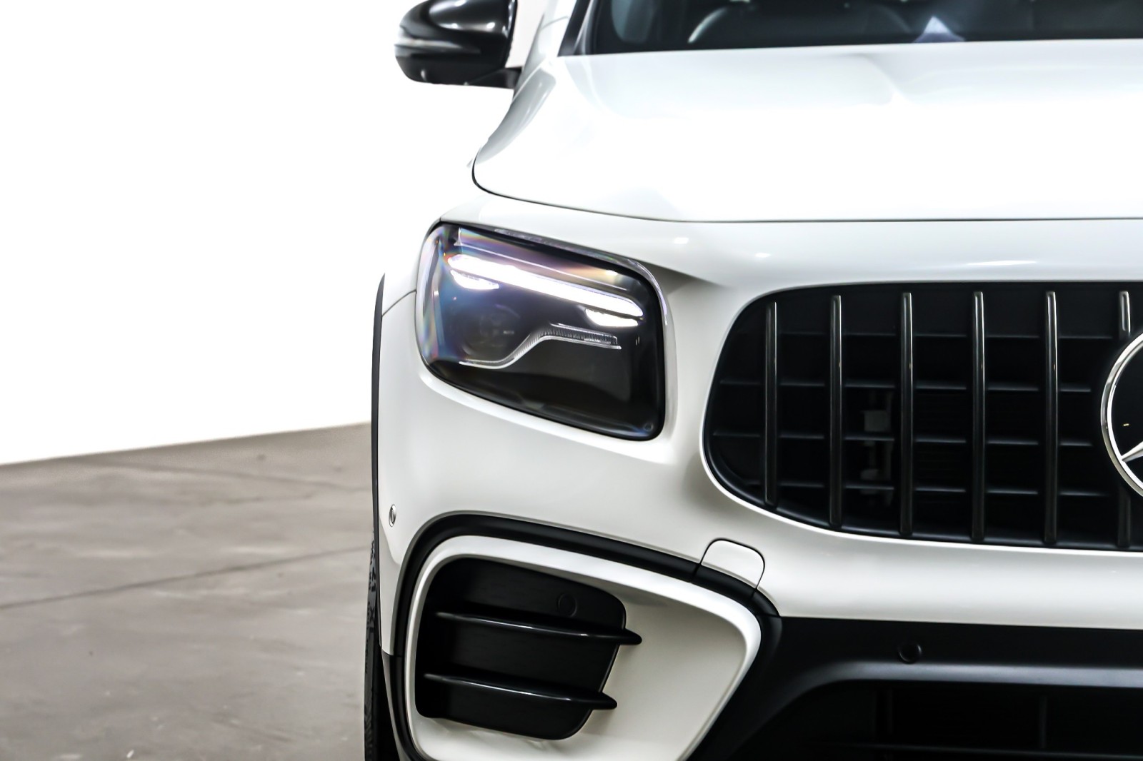 Used 2025 Polar White Mercedes-Benz AMG® GLB 35 4MATIC SUV image 15