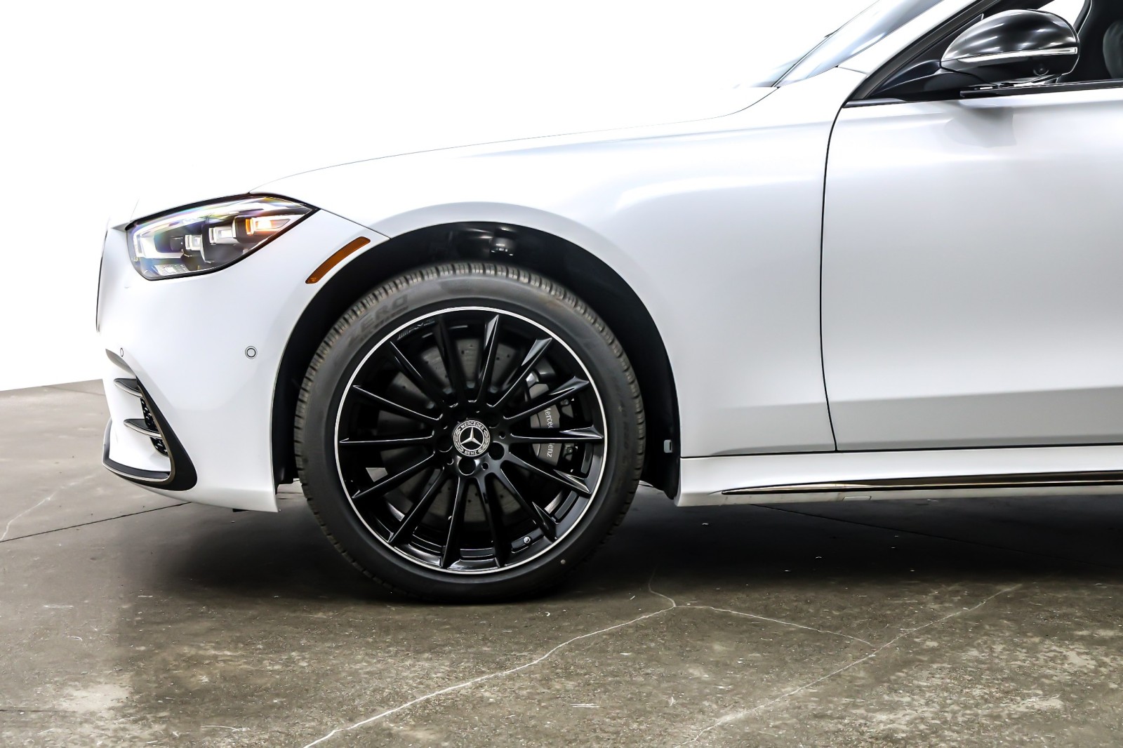 New 2025 MANUFAKTUR Moonlight White Metallic Mercedes-Benz S 580 image 10