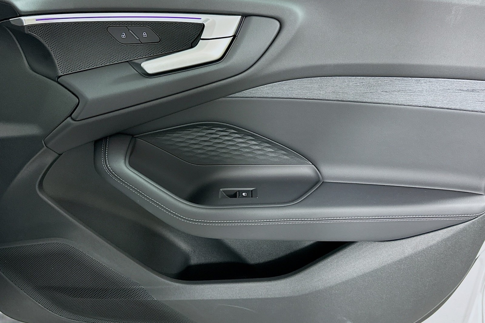 Used 2025 Arkona White Audi Premium image 23