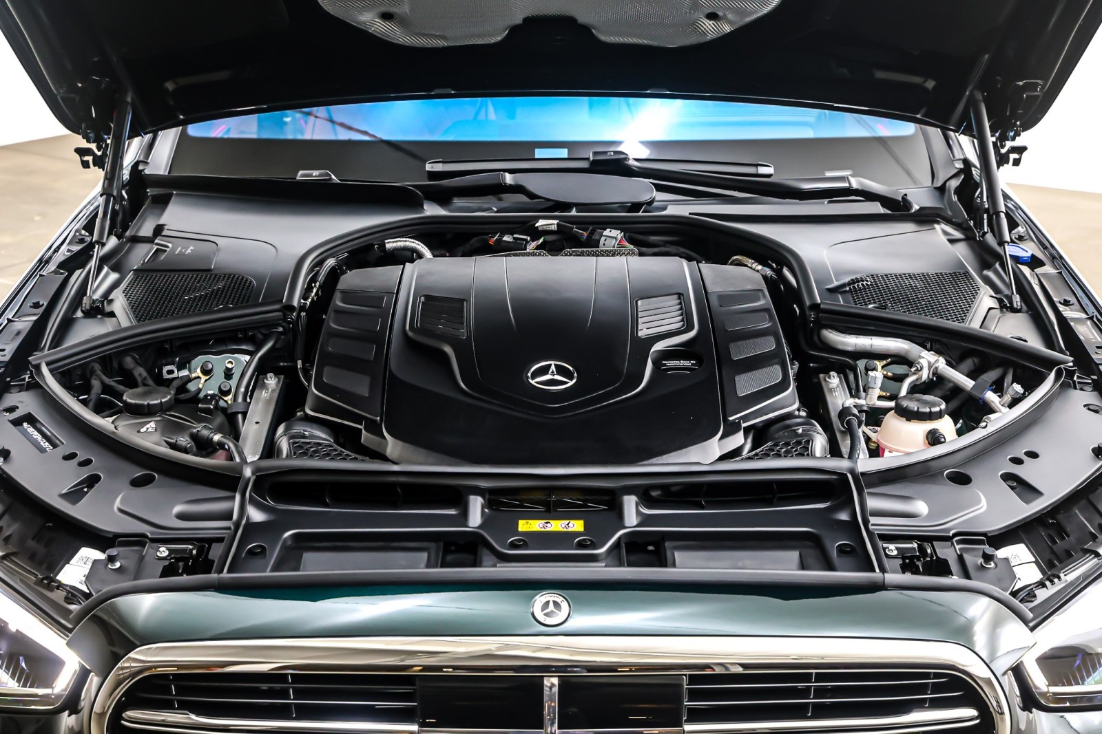 New 2026 Emerald Green Metallic Mercedes-Benz S 580 image 11