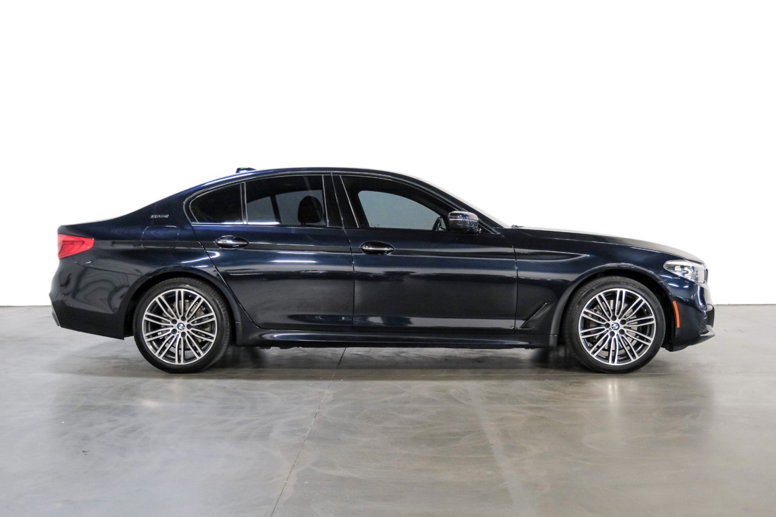 2018 BMW 5 Series 530e iPerformance MSport 4