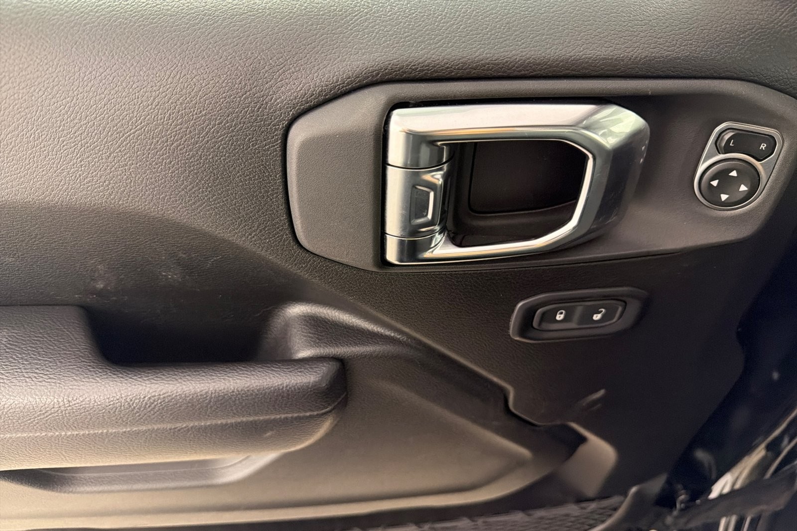 Used 2025 BLACK CLEAR COAT Jeep Sport S 4x4 image 10