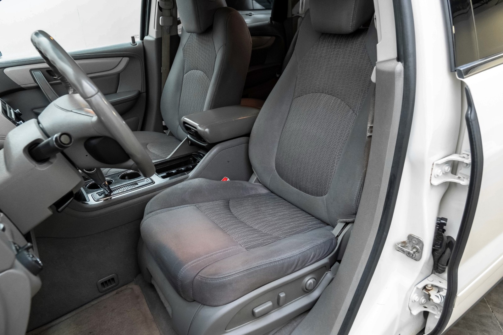 2014 Chevrolet Traverse LT CaptainSeating 3rdRowSeat RearClimatePkg 12