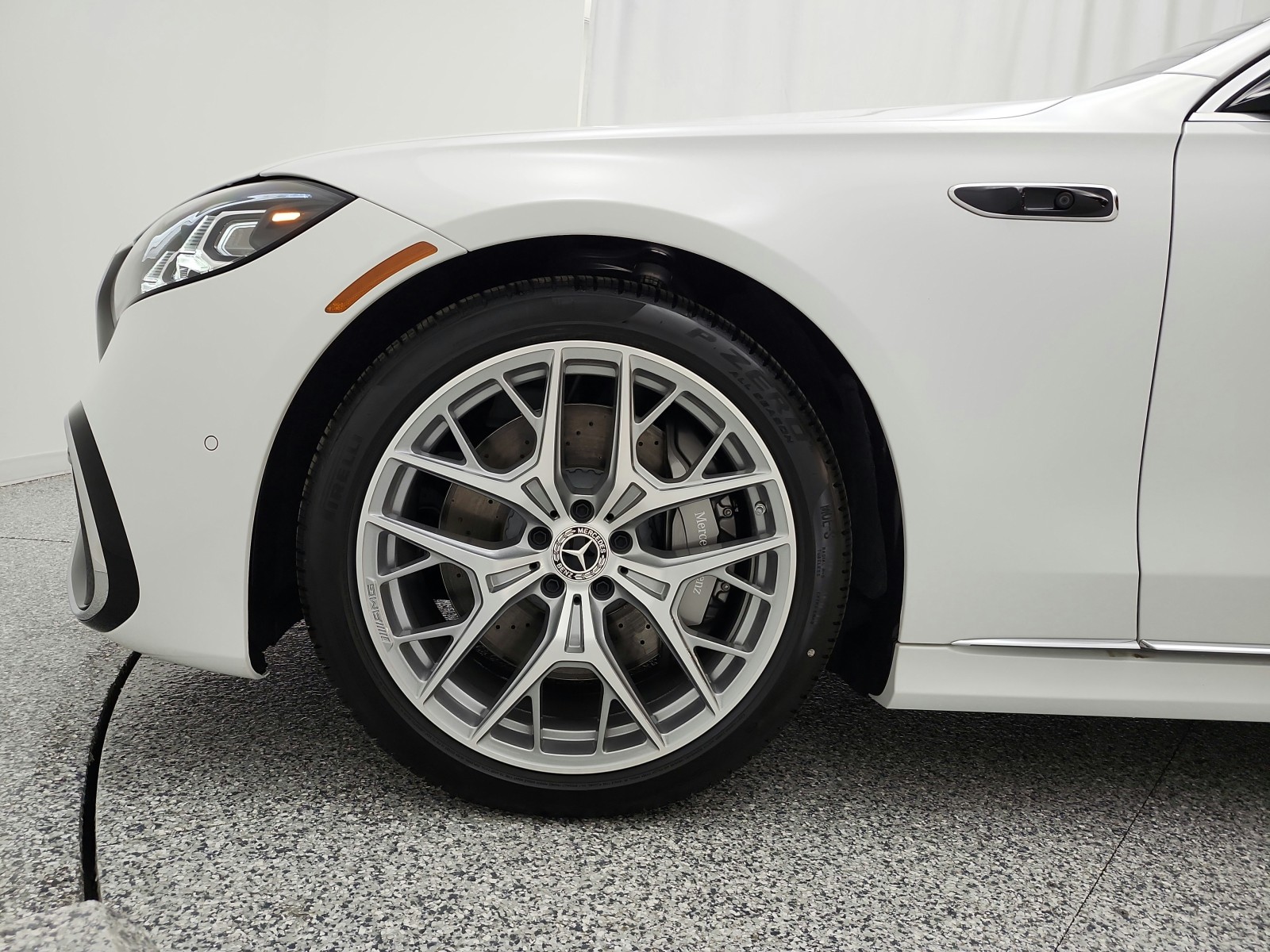 New 2027 MANUFAKTUR Moonlight White Metallic Mercedes-Benz S 580 4MATIC® Sedan image 13