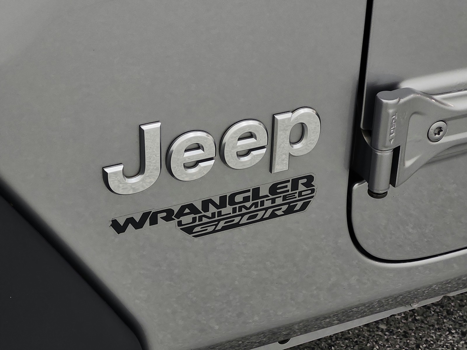 Used 2018 Billet Silver Metallic Clearcoat Jeep Sport 4x4 image 18