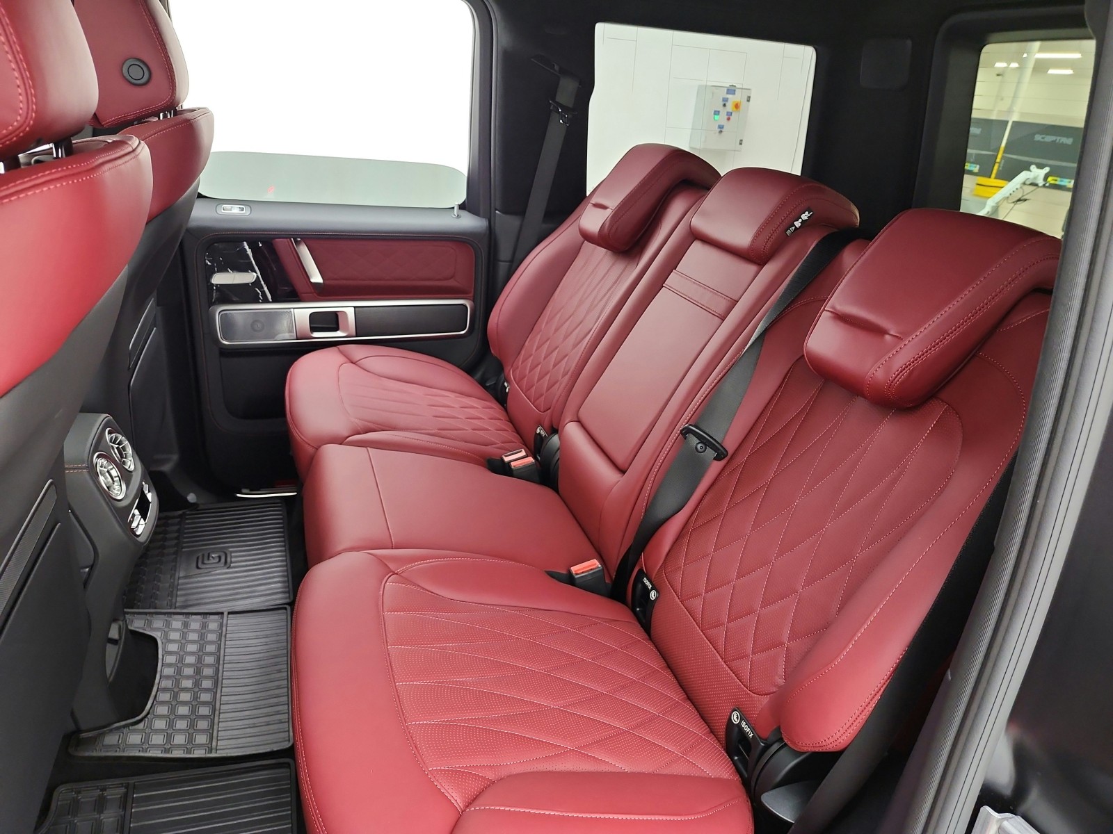 New 2027 MANUFAKTUR Night Black magno Mercedes-Benz G 580e SUV image 11