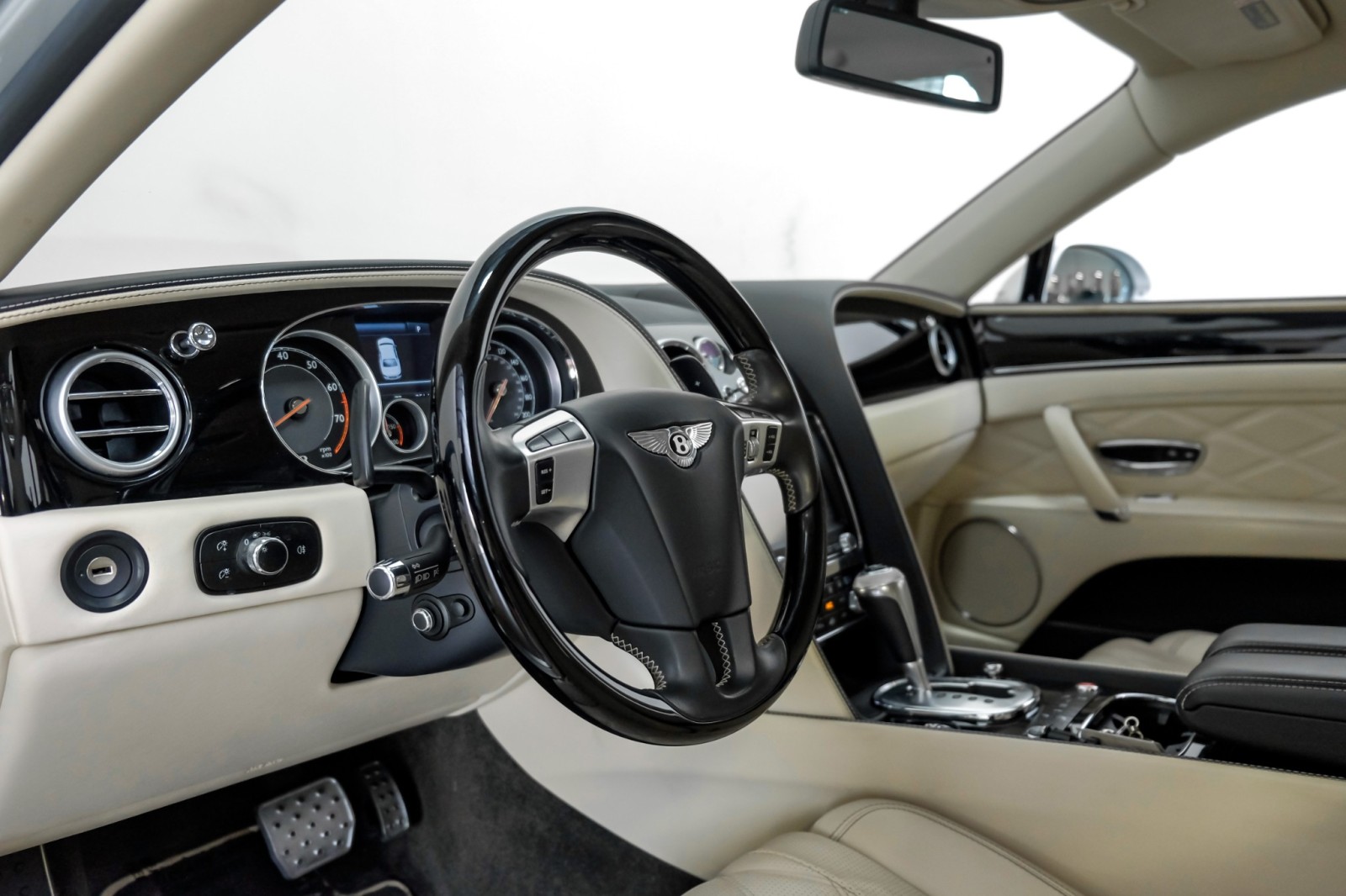 2015 Bentley Flying Spur V8 Mulliner RearEntertainment 21Alloys PicnicTable 13