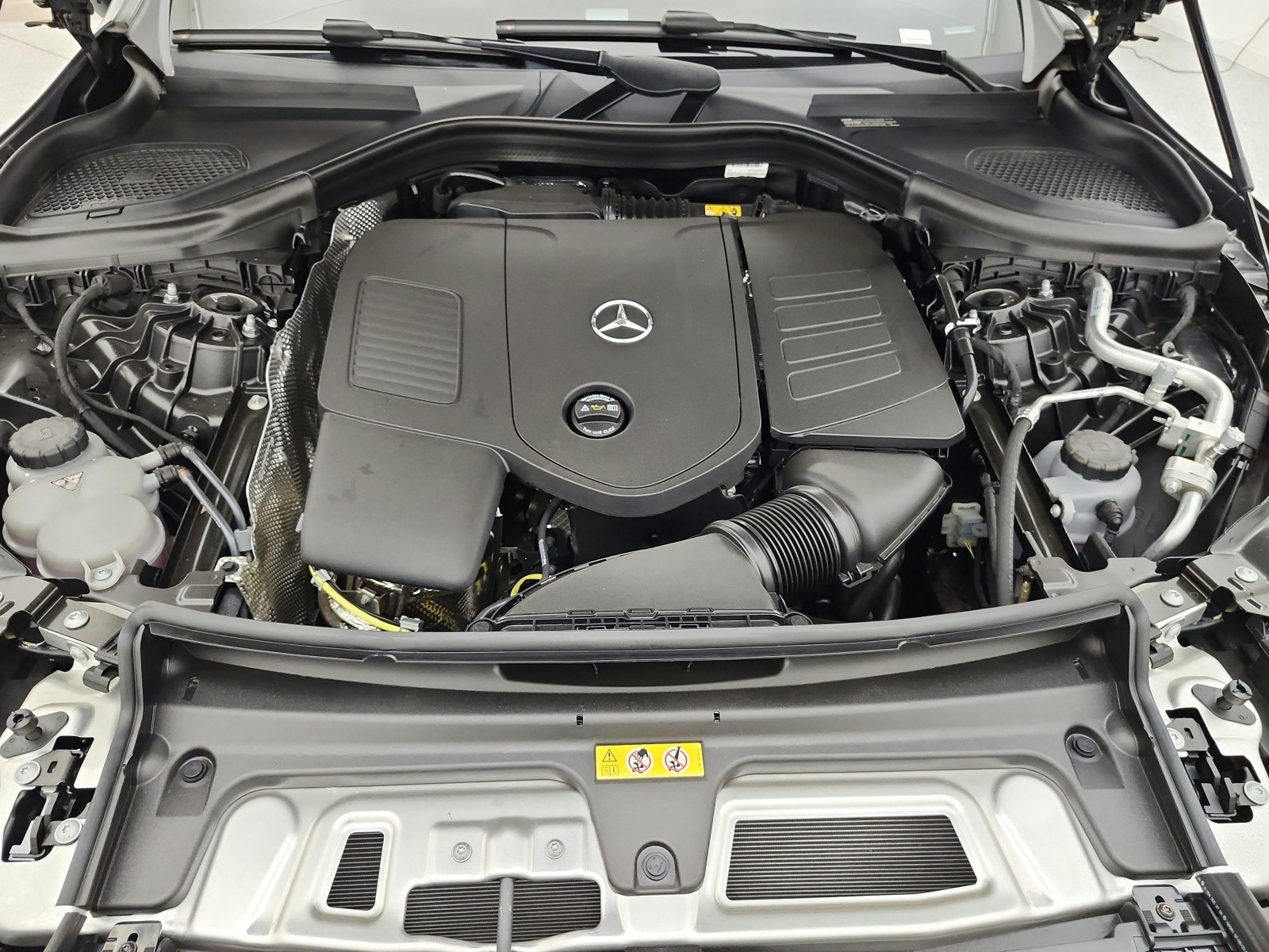 New 2026 MANUFAKTUR Graphite Grey Magno Mercedes-Benz GLC 300 4MATIC® SUV image 12