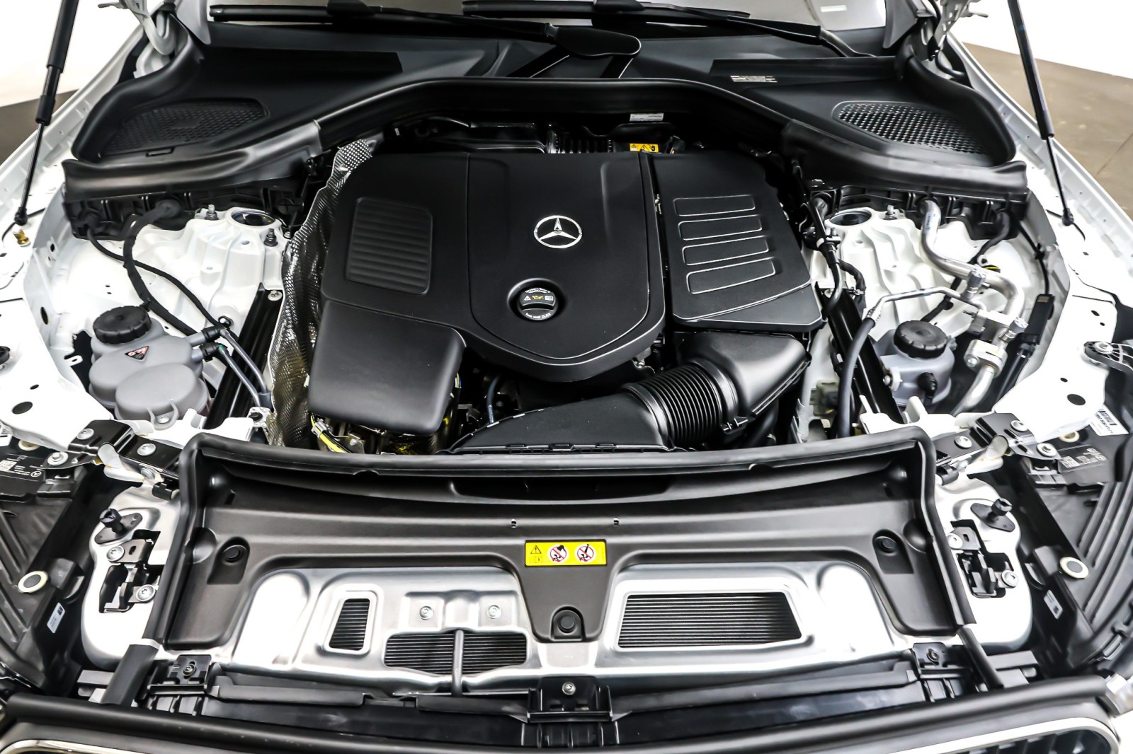 New 2026 Polar White Mercedes-Benz GLC 300 image 11