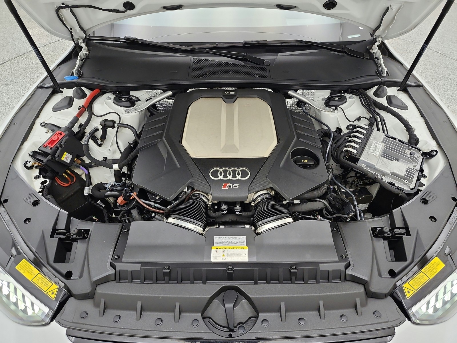 Used 2023 Glacier White Metallic Audi 4.0 TFSI quattro image 16