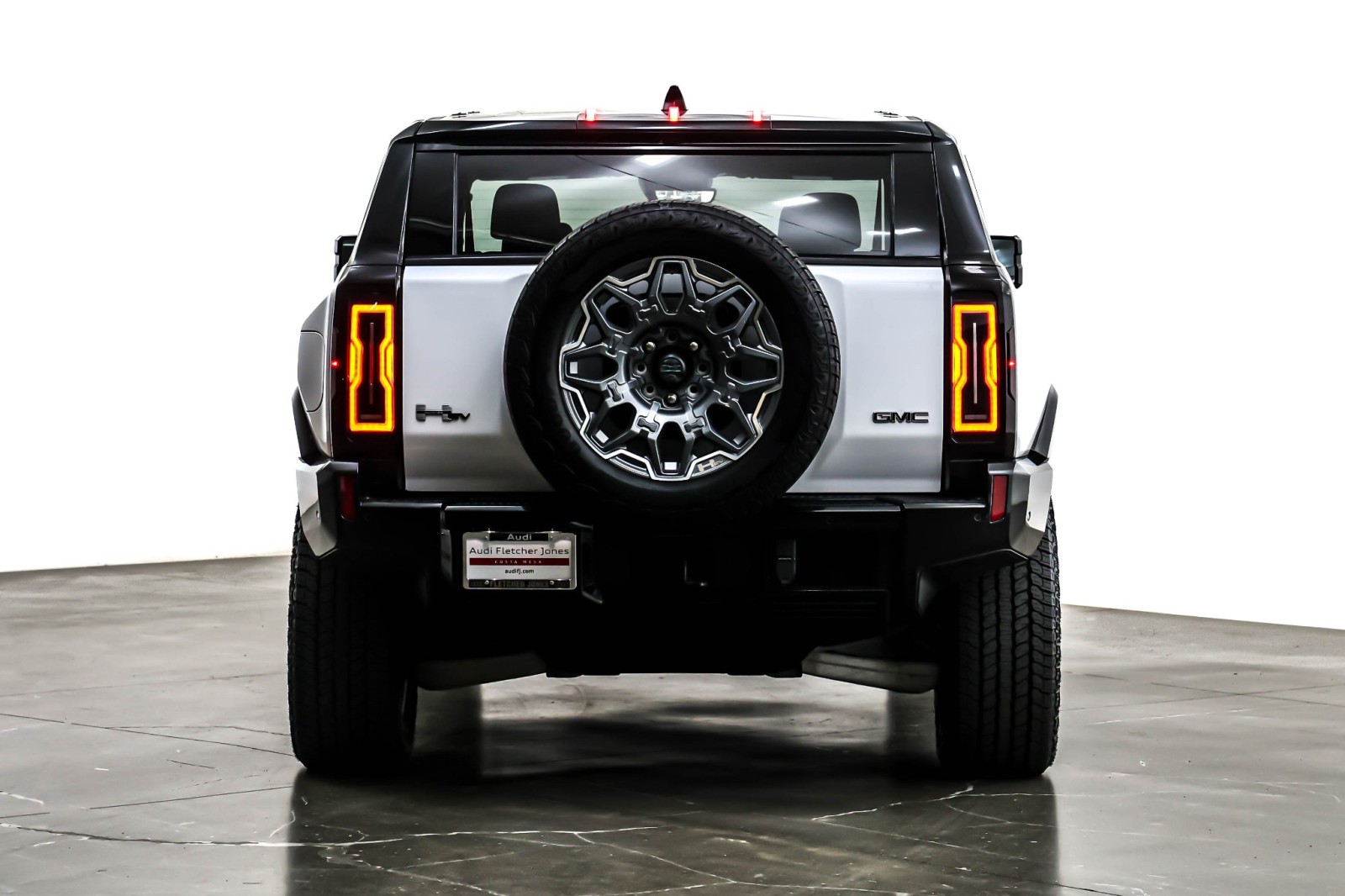 Used 2025 Interstellar White GMC e4WD 4dr 3X image 3