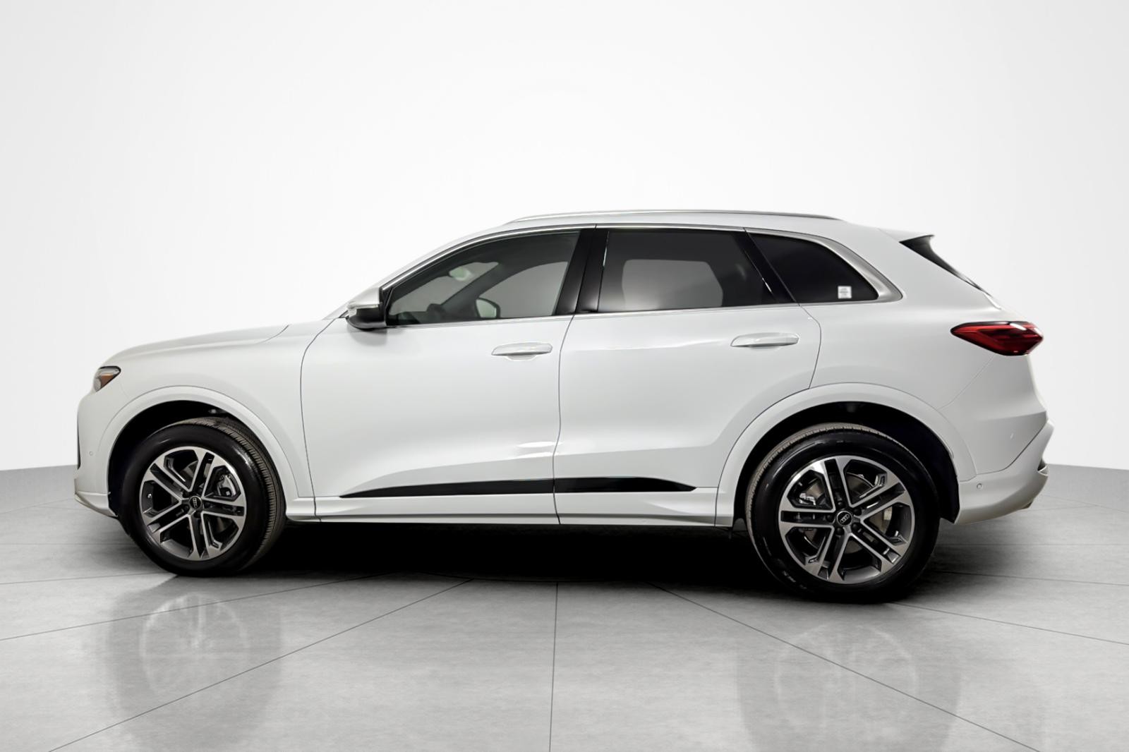 Used 2025 Glacier White Metallic Audi Premium Plus 2.0 TFSI quattro image 2