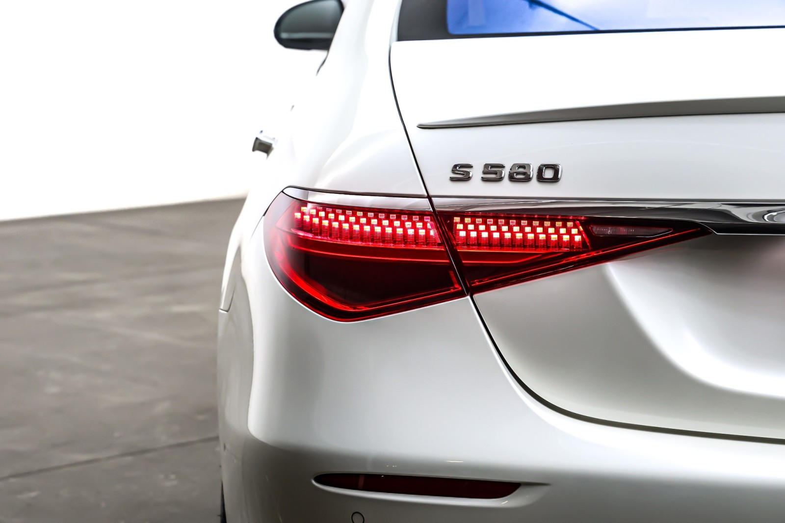 Certified Used 2022 MANUFAKTUR Diamond White Mercedes-Benz S 580 4MATIC® Sedan image 17