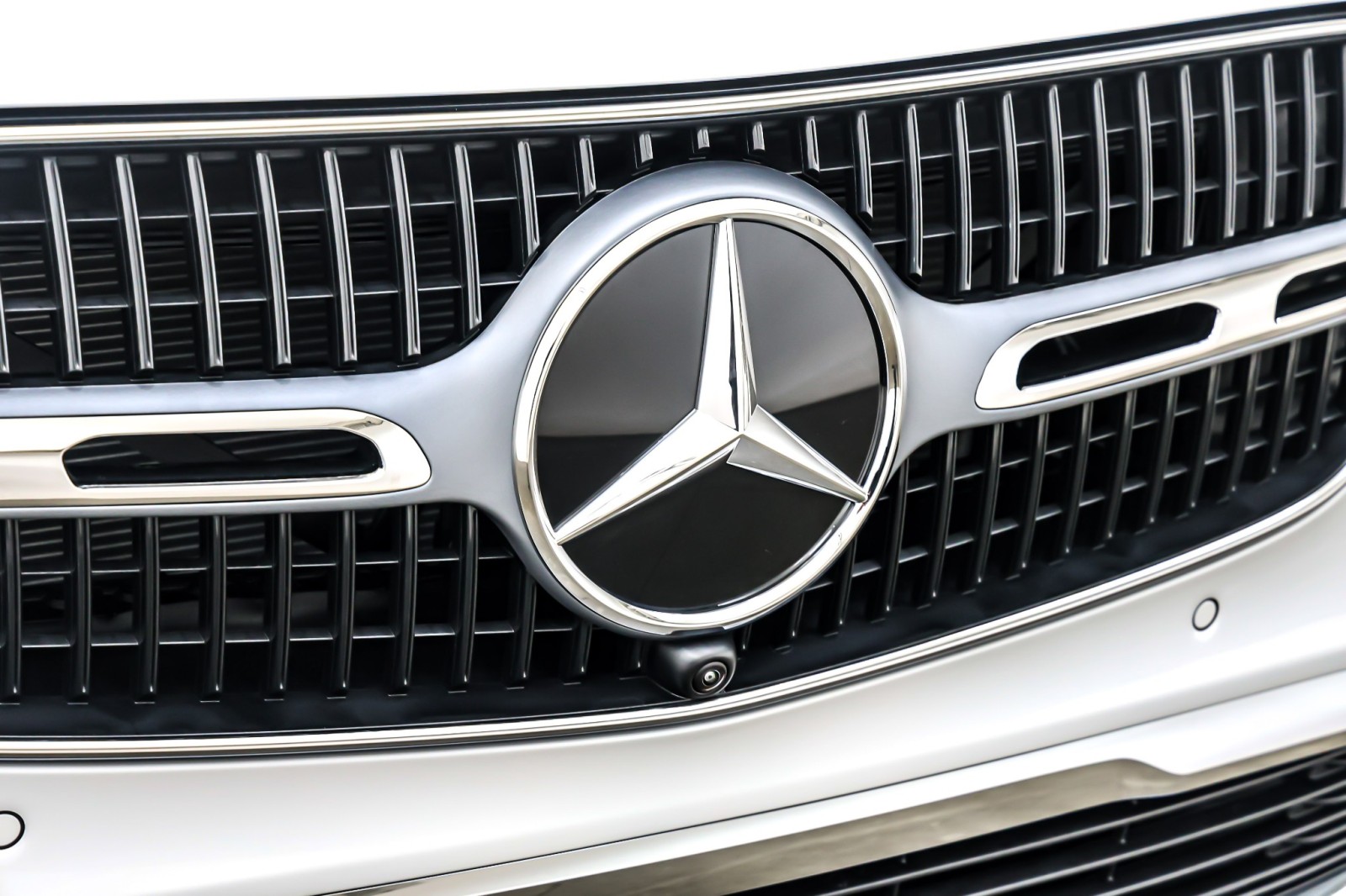 New 2026 MANUFAKTUR Moonlight White Metallic Mercedes-Benz GLC 300 image 13