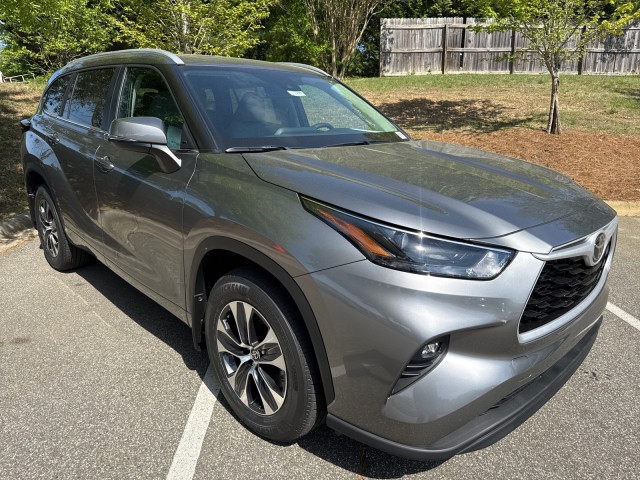 Heavy Metal 2026 Toyota Highlander XLE AWD SUV / Crossover All-Wheel Drive Automatic