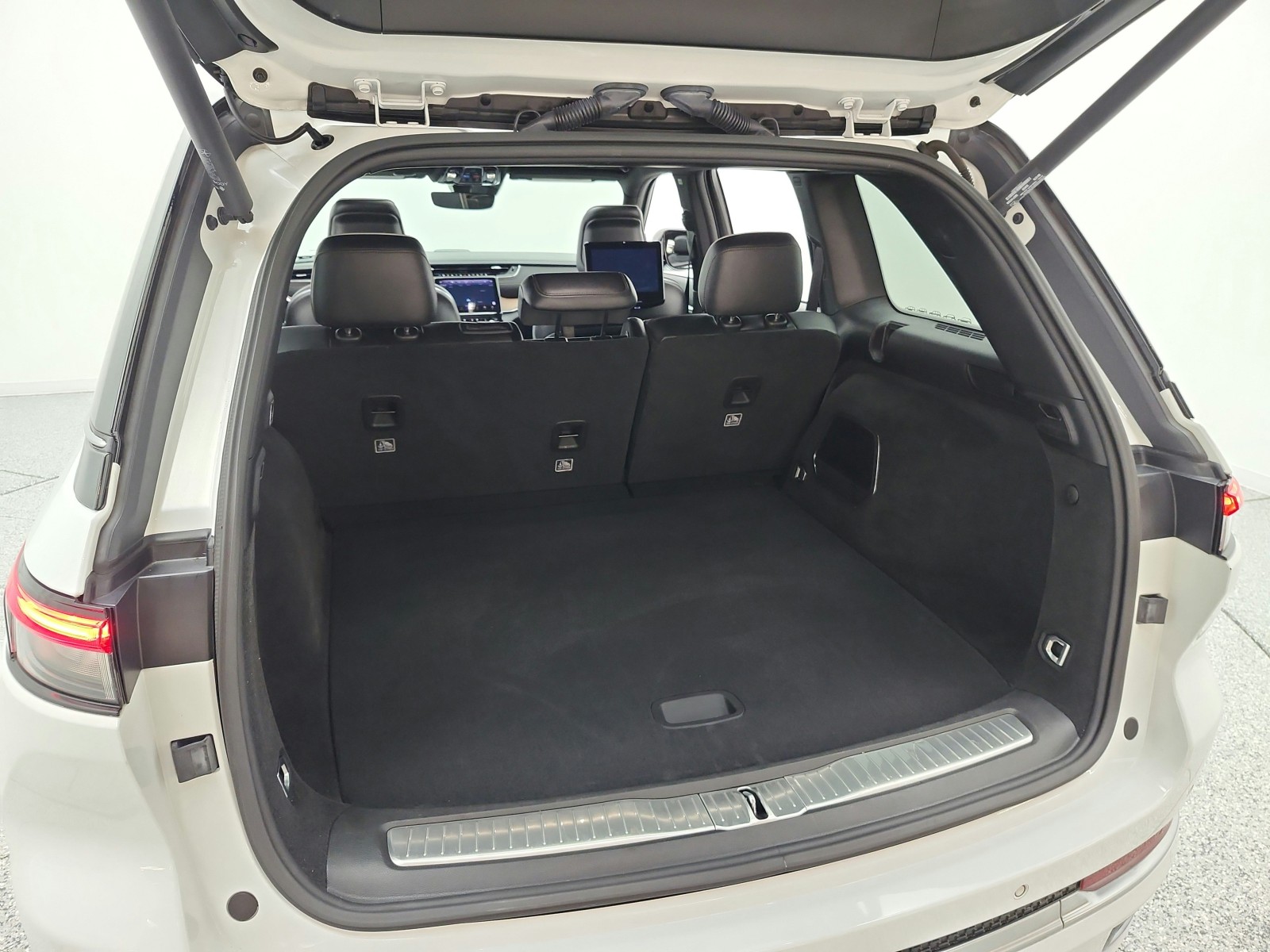 Used 2023 Bright White Clearcoat Jeep Summit image 22