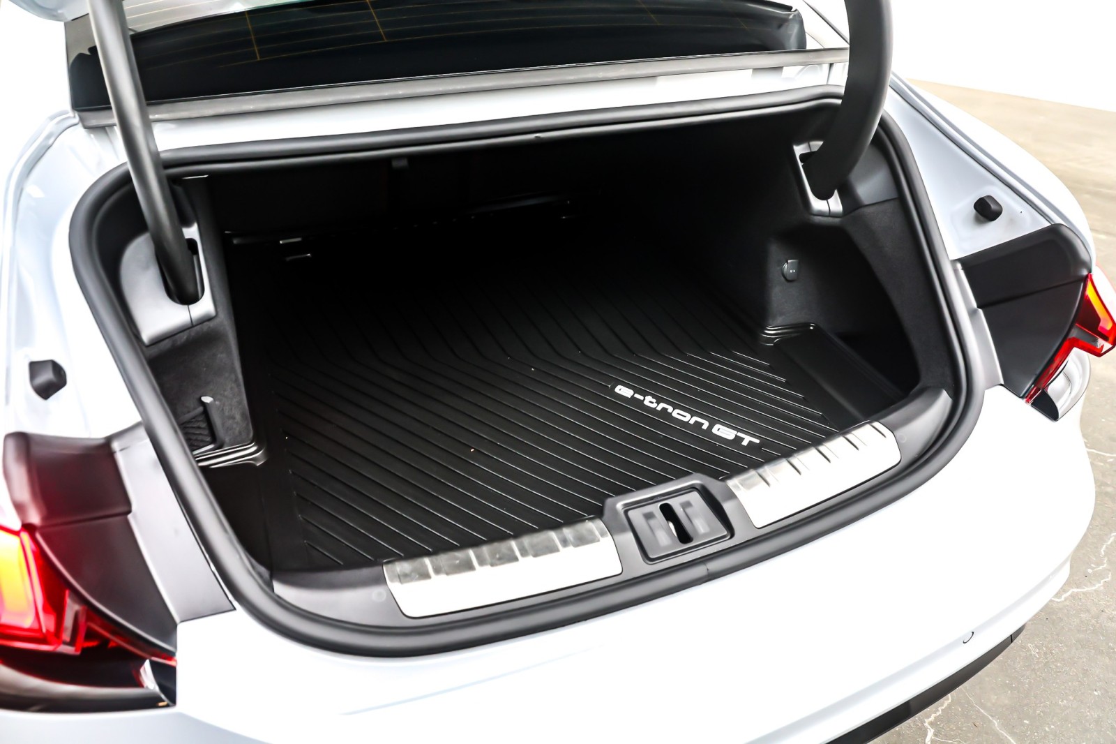 Used 2024 Suzuka Gray Metallic Audi quattro image 23