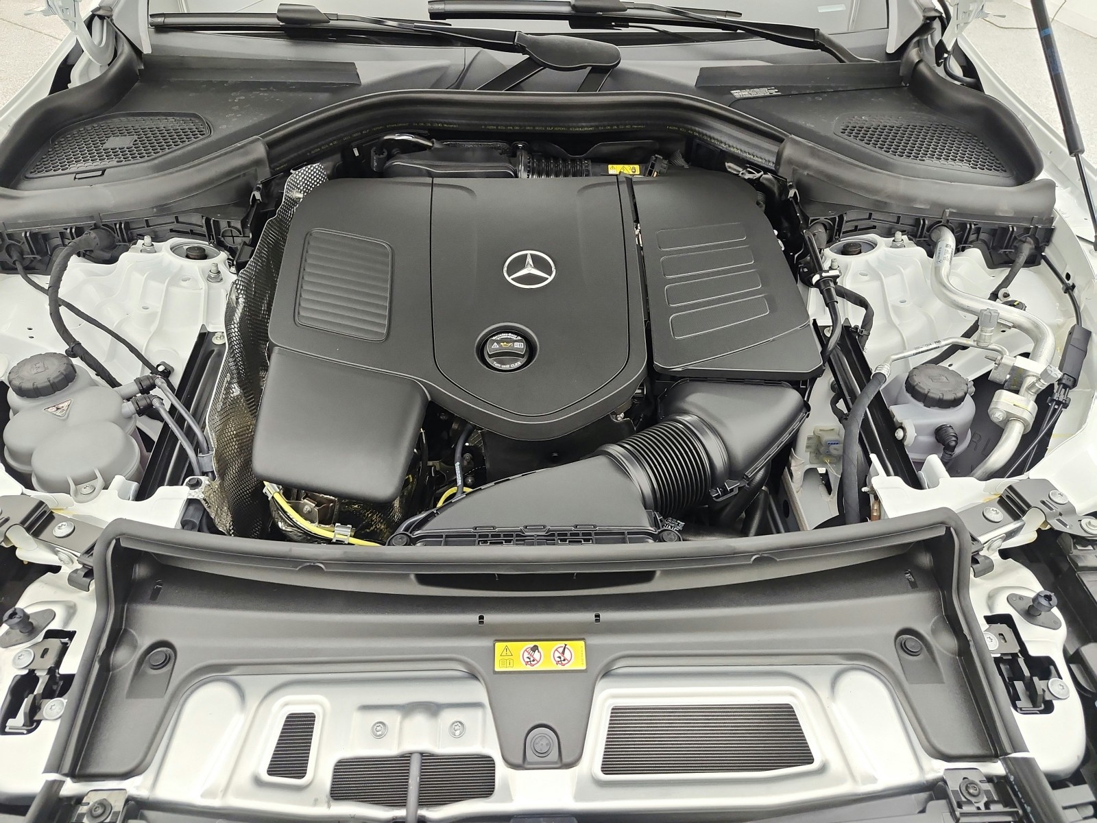 New 2027 Polar White Mercedes-Benz GLC 300 SUV image 12